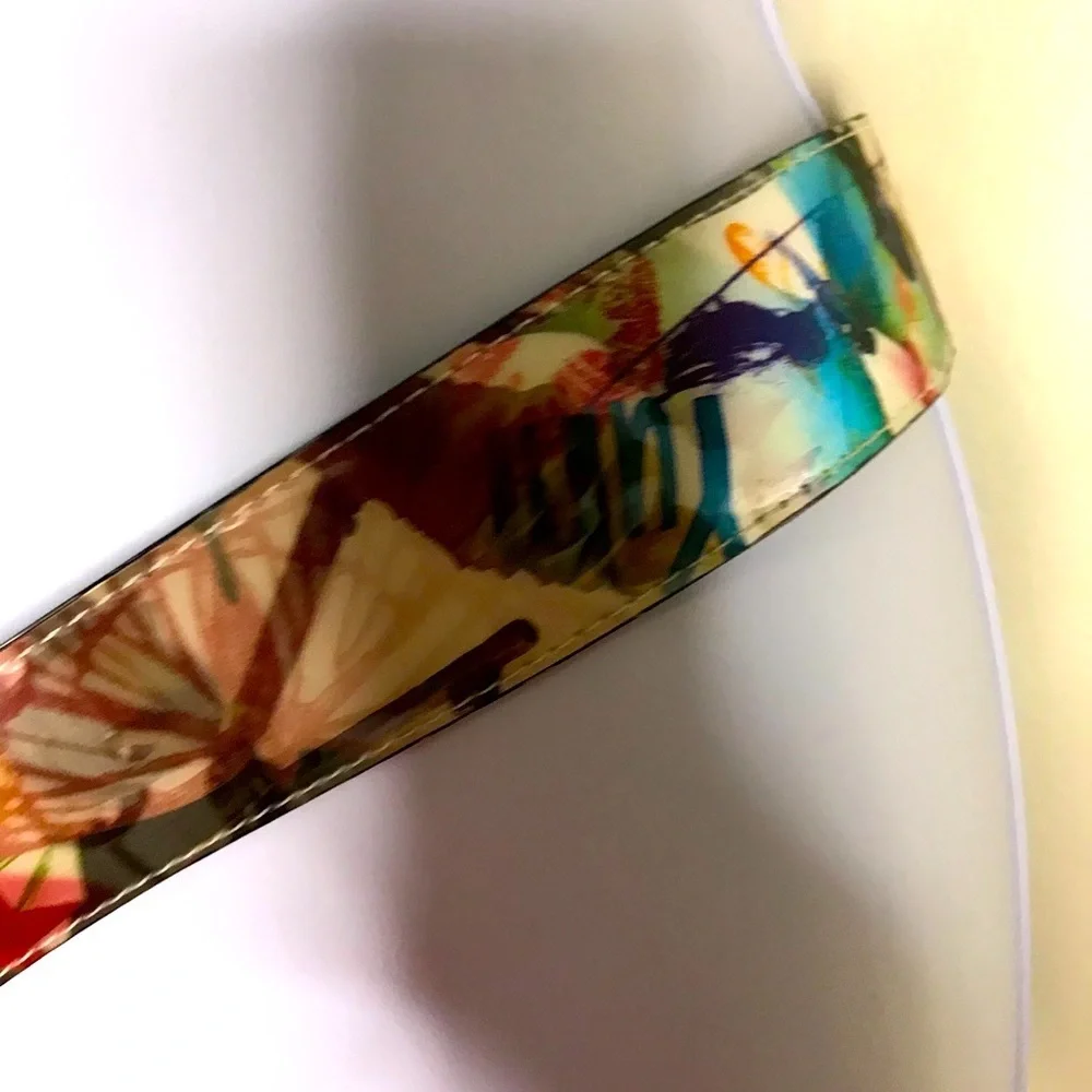 Holographic belt with different photos